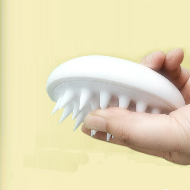 Las mascotas se bañan y masajean, cepillan el baño especial para gatos, cepillan el baño especial para perros flotantes, frotan artefactos, las mascotas se bañan y cepillan el dinero explosivo.