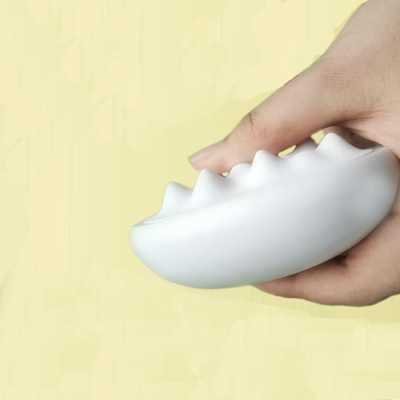 Las mascotas se bañan y masajean, cepillan el baño especial para gatos, cepillan el baño especial para perros flotantes, frotan artefactos, las mascotas se bañan y cepillan el dinero explosivo.