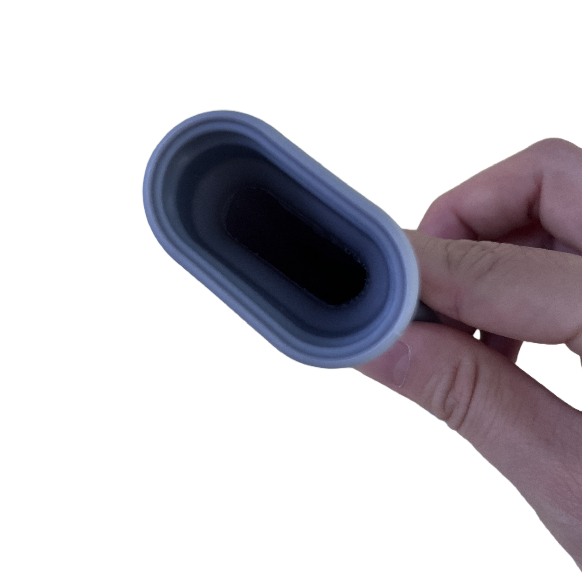 Manguito protector para el tubo de conexión del depósito de líquido